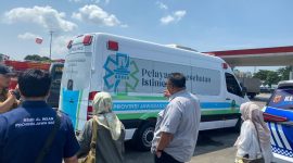 Petugas kesehatan memberikan pelayanan pemeriksaan kepada pemudik di mobil layanan kesehatan di rest area tol wilayah Karawang. Dinas Kesehatan Jawa Barat menyiagakan 12 unit mobil layanan kesehatan untuk melayani pemudik selama Idul Fitri 2026. Foto: Humas Jabar
