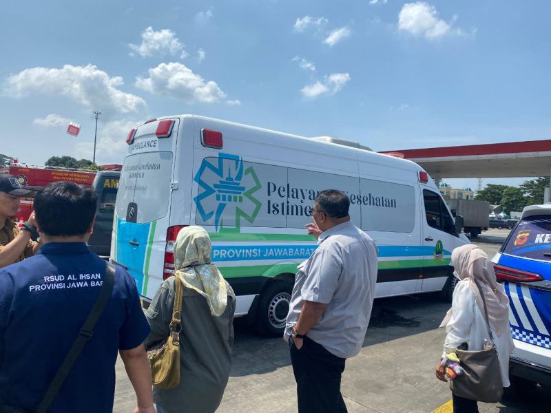 Petugas kesehatan memberikan pelayanan pemeriksaan kepada pemudik di mobil layanan kesehatan di rest area tol wilayah Karawang. Dinas Kesehatan Jawa Barat menyiagakan 12 unit mobil layanan kesehatan untuk melayani pemudik selama Idul Fitri 2026. Foto: Humas Jabar
