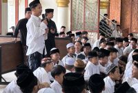 Para santri menyimak sosialisasi dari Plt. Direktur Direktorat Komunikasi Publik Komdigi Marroli J. Indarto terkait pembatasan akses media sosial bagi anak di bawah 16 tahun di Pondok Pesantren Darul Falah Cihampelas, Kabupaten Bandung Barat, Jumat (6/3/2026). Kebijakan tersebut mulai berlaku pada 28 Maret 2026. Foto: Humas Jabar