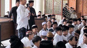 Para santri menyimak sosialisasi dari Plt. Direktur Direktorat Komunikasi Publik Komdigi Marroli J. Indarto terkait pembatasan akses media sosial bagi anak di bawah 16 tahun di Pondok Pesantren Darul Falah Cihampelas, Kabupaten Bandung Barat, Jumat (6/3/2026). Kebijakan tersebut mulai berlaku pada 28 Maret 2026. Foto: Humas Jabar