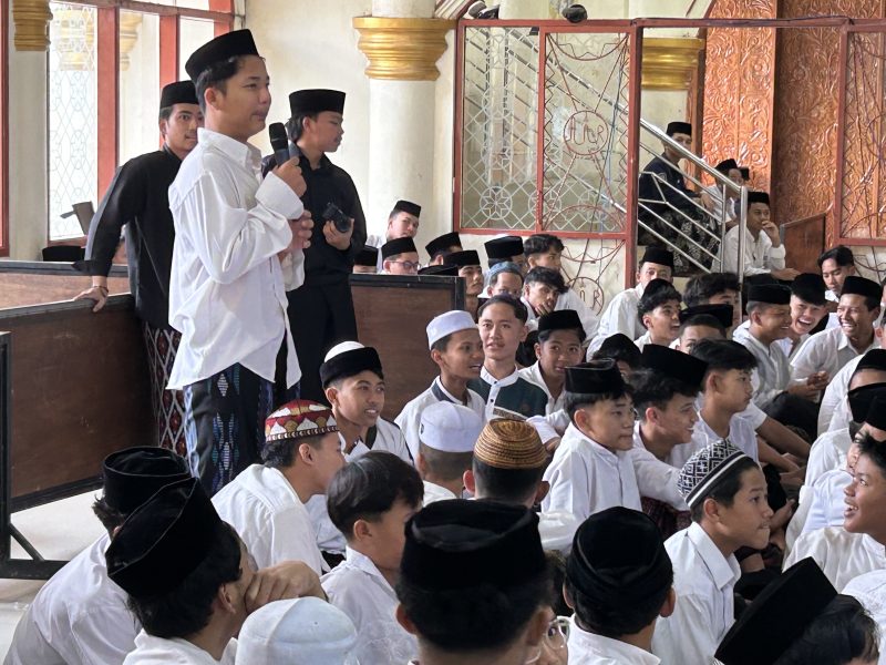 Para santri menyimak sosialisasi dari Plt. Direktur Direktorat Komunikasi Publik Komdigi Marroli J. Indarto terkait pembatasan akses media sosial bagi anak di bawah 16 tahun di Pondok Pesantren Darul Falah Cihampelas, Kabupaten Bandung Barat, Jumat (6/3/2026). Kebijakan tersebut mulai berlaku pada 28 Maret 2026. Foto: Humas Jabar