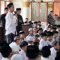 Para santri menyimak sosialisasi dari Plt. Direktur Direktorat Komunikasi Publik Komdigi Marroli J. Indarto terkait pembatasan akses media sosial bagi anak di bawah 16 tahun di Pondok Pesantren Darul Falah Cihampelas, Kabupaten Bandung Barat, Jumat (6/3/2026). Kebijakan tersebut mulai berlaku pada 28 Maret 2026. Foto: Humas Jabar
