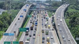 Pantauan udara menampilkan kendaraan melintas di Jalan Layang Sheikh Mohammed Bin Zayed (MBZ) di kawasan Bekasi, Jawa Barat, menjelang arus mudik Lebaran 2026. Senin (16/3/2026).(Dok: Humas Jasa Marga.)