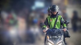Pengemudi ojek online (Ojol) menjemput penumpang di sekitar Stasiun Sudimara, Jalan Jombang Raya, Jombang, Ciputat, Tangerang Selatan, Jumat, 2 Mei 2025. (Foto: Yulian Saputra)