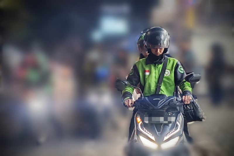 Pengemudi ojek online (Ojol) menjemput penumpang di sekitar Stasiun Sudimara, Jalan Jombang Raya, Jombang, Ciputat, Tangerang Selatan, Jumat, 2 Mei 2025. (Foto: Yulian Saputra)