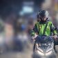 Pengemudi ojek online (Ojol) menjemput penumpang di sekitar Stasiun Sudimara, Jalan Jombang Raya, Jombang, Ciputat, Tangerang Selatan, Jumat, 2 Mei 2025. (Foto: Yulian Saputra)