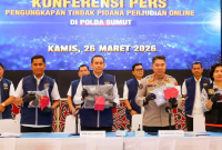 Polda Sumut memaparkan dan menunjukkan barang bukti judi online beromzet Rp 7 miliar yang beroperasi asi di Apartemen Royal Mediterania di Jalan Palang Merah, Kota Medan di Mapolda Sumut,Senin (26/3/2026).(Dok Polda Sumut )