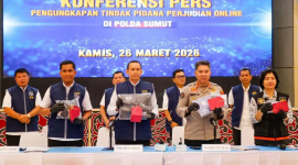 Polda Sumut memaparkan dan menunjukkan barang bukti judi online beromzet Rp 7 miliar yang beroperasi asi di Apartemen Royal Mediterania di Jalan Palang Merah, Kota Medan di Mapolda Sumut,Senin (26/3/2026).(Dok Polda Sumut )