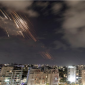 Sistem pertahanan udara Israel, Kubah Besi, mencegat rudal-rudal yang ditembakkan oleh Iran, seperti yang tampak di Ashkelon, Israel, 1 Oktober 2024. (Foto: Amir Cohen/Reuters)