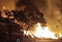 Petugas pemadam kebakaran berupaya memadamkan api yang melanda deretan toko material dan kayu di kawasan Jalan Soekarno-Hatta, Kecamatan Regol, Kota Bandung, Kamis (26/3/2026) dini hari. Tidak ada korban jiwa dalam peristiwa tersebut. Foto: Dok. Istimewa