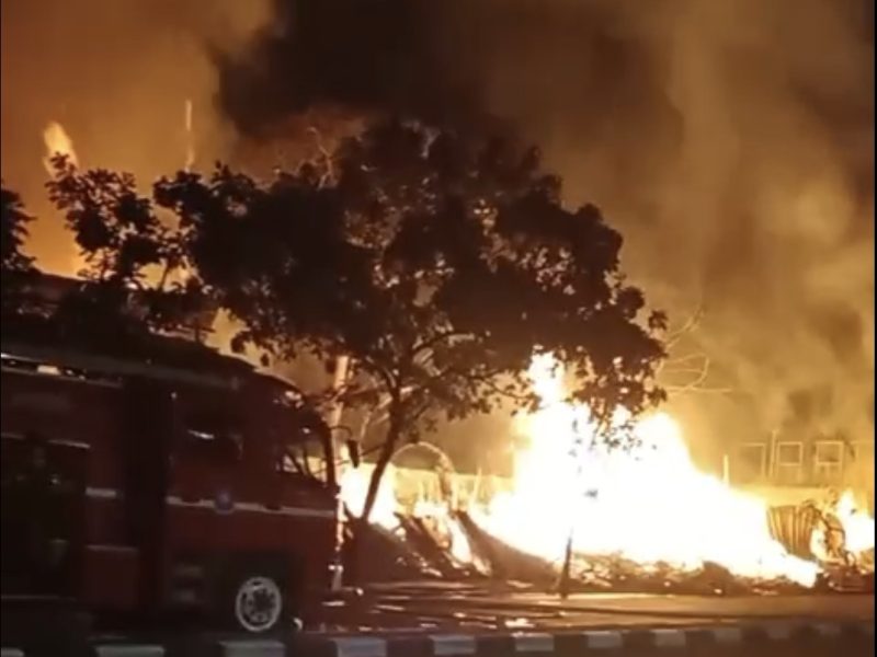 Petugas pemadam kebakaran berupaya memadamkan api yang melanda deretan toko material dan kayu di kawasan Jalan Soekarno-Hatta, Kecamatan Regol, Kota Bandung, Kamis (26/3/2026) dini hari. Tidak ada korban jiwa dalam peristiwa tersebut. Foto: Dok. Istimewa