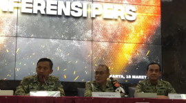 Mabes TNI menyampaikan keterangan terkait dengan peristiwa penyiraman air keras terhadap Wakil Koordinator KontraS Andrie Yunus pada Rabu (18/3). (Sahrul Yunizar/JawaPos.com)