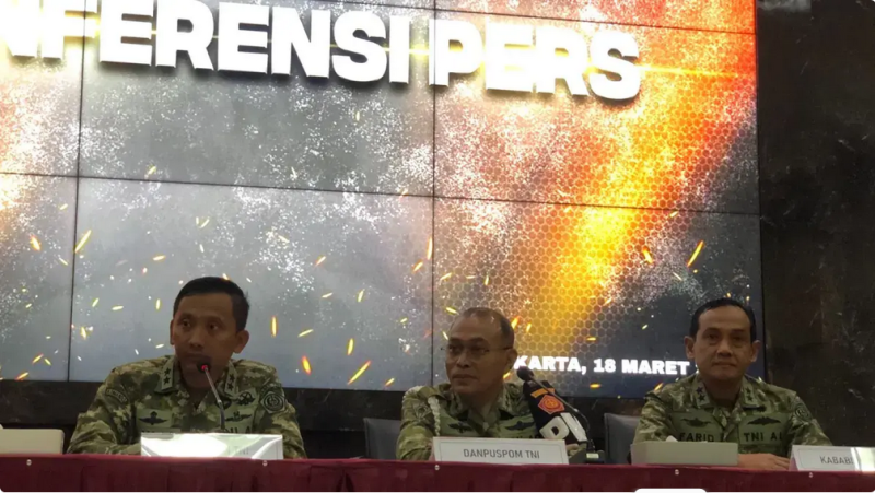 Mabes TNI menyampaikan keterangan terkait dengan peristiwa penyiraman air keras terhadap Wakil Koordinator KontraS Andrie Yunus pada Rabu (18/3). (Sahrul Yunizar/JawaPos.com)
