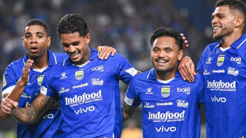 Selebrasi para pemain Persib Bandung saat berhasil membobol gawang Madura United pada pertandingan di Stadion Gelora Bandung Lautan Api (GBLA), Kamis (27/2/2026) malam WIB. Foto: ligaindonesiabaru.com