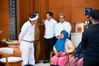 Gubernur Jawa Barat Dedi Mulyadi memberikan bantuan Rp10 juta per kepala keluarga bagi korban longsor di Desa Cibogo, Kecamatan Lembang, Kabupaten Bandung Barat (Dok Humas Jabar)