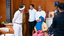 Gubernur Jawa Barat Dedi Mulyadi memberikan bantuan Rp10 juta per kepala keluarga bagi korban longsor di Desa Cibogo, Kecamatan Lembang, Kabupaten Bandung Barat (Dok Humas Jabar)