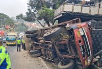 Truk bermuatan sapi terguling di Cikaledong Nagreg, Rabu 17 Maret 2026 (Tim Liputan Kabar Pajajaran/ AGW)