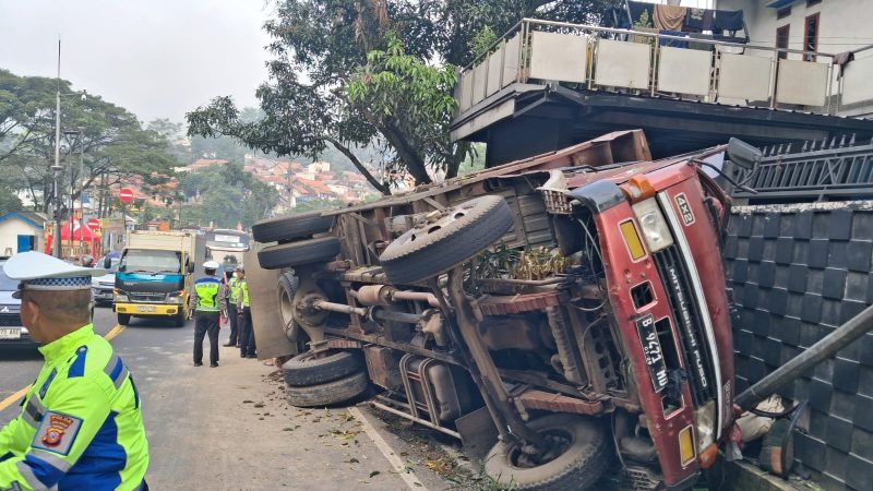 Truk bermuatan sapi terguling di Cikaledong Nagreg, Rabu 17 Maret 2026 (Tim Liputan Kabar Pajajaran/ AGW)