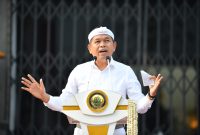 Kebijakan kerja dari rumah setiap Kamis di lingkungan Pemerintah Provinsi Jawa Barat dinilai memberikan hasil positif. Gubernur Jawa Barat Dedi Mulyadi menegaskan, ukuran kinerja aparatur sipil negara tak lagi semata kehadiran di kantor, melainkan capaian nyata pembangunan. (Humas Jabar)