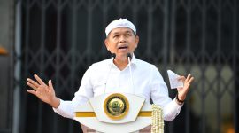 Kebijakan kerja dari rumah setiap Kamis di lingkungan Pemerintah Provinsi Jawa Barat dinilai memberikan hasil positif. Gubernur Jawa Barat Dedi Mulyadi menegaskan, ukuran kinerja aparatur sipil negara tak lagi semata kehadiran di kantor, melainkan capaian nyata pembangunan. (Humas Jabar)