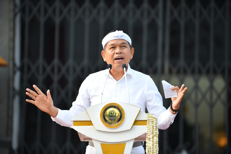 Kebijakan kerja dari rumah setiap Kamis di lingkungan Pemerintah Provinsi Jawa Barat dinilai memberikan hasil positif. Gubernur Jawa Barat Dedi Mulyadi menegaskan, ukuran kinerja aparatur sipil negara tak lagi semata kehadiran di kantor, melainkan capaian nyata pembangunan. (Humas Jabar)