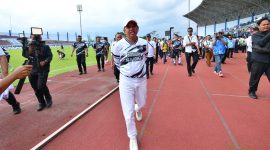 Gubernur Jawa Barat Dedi Mulyadi secara resmi membuka Liga Sabrengna Piala Gubernur Jawa Barat 2026 yang digelar di Lapangan Arcamanik, Kota Bandung, Senin (30/3/2026). (Dok Humas Jabar)