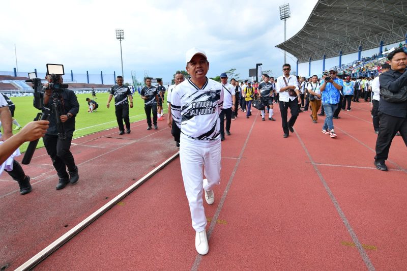 Gubernur Jawa Barat Dedi Mulyadi secara resmi membuka Liga Sabrengna Piala Gubernur Jawa Barat 2026 yang digelar di Lapangan Arcamanik, Kota Bandung, Senin (30/3/2026). (Dok Humas Jabar)