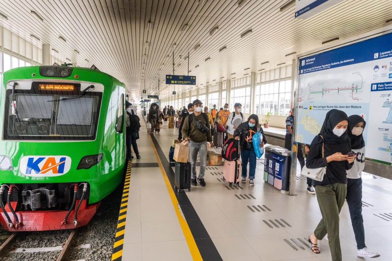 Penumpang kereta api di Stasiun (Foto : KAI)