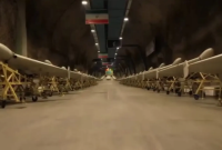 Bunker bawah tanah yang dipenuhi deretan drone tempur milik Iran dipaemerkan oleh televisi Iran Fars setelah serangan AS dan Israel dalam operasi gabungan pada Sabtu (28/2/2026).(Telegram FarsNA via New York Post)