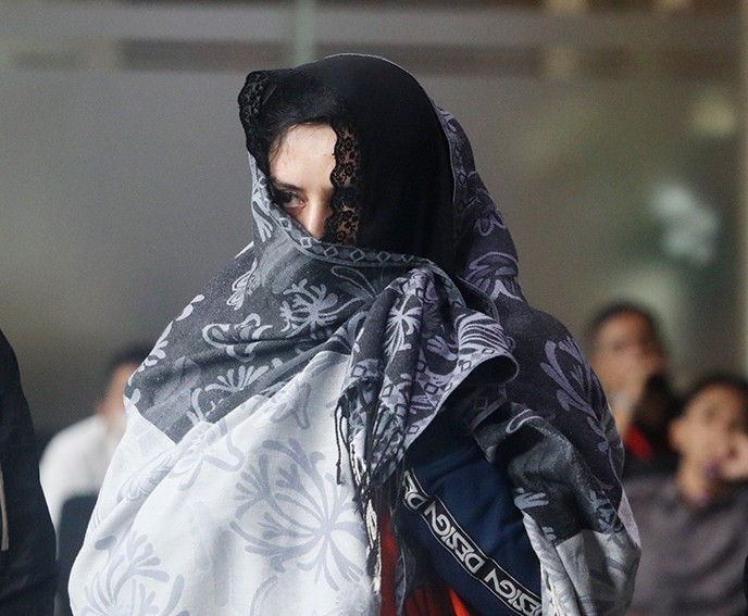 Ditahan KPK, Bupati Pekalongan Tutupi Wajah (Foto Istimewa)