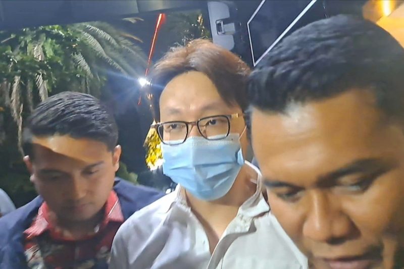 Richard Lee terlihat digiring petugas kepolisian menuju arah ruang tahanan Polda Metro Jaya usai menjalani pemeriksaan di Gedung Direktorat Reserse Kriminal Khusus (Ditreskrimsus), Jumat (06/3/2026) malam.(Kompas.comDisya Shaliha)
