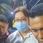 Richard Lee terlihat digiring petugas kepolisian menuju arah ruang tahanan Polda Metro Jaya usai menjalani pemeriksaan di Gedung Direktorat Reserse Kriminal Khusus (Ditreskrimsus), Jumat (06/3/2026) malam.(Kompas.comDisya Shaliha)
