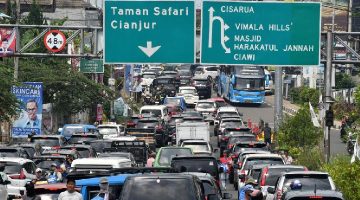 Ilustrasi Sejumlah kendaraan bergerak melambat saat pemberlakuan satu arah menuju jalur wisata Puncak di Simpang Gadog, Kabupaten Bogor, Jawa Barat, ANTARA/Arif Firmansyah