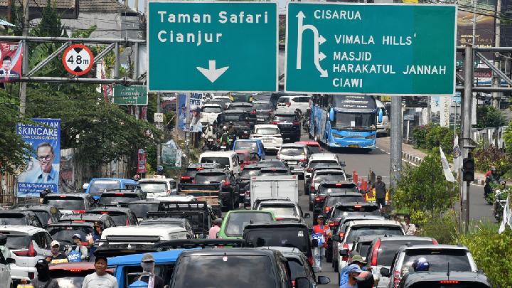 Ilustrasi Sejumlah kendaraan bergerak melambat saat pemberlakuan satu arah menuju jalur wisata Puncak di Simpang Gadog, Kabupaten Bogor, Jawa Barat, ANTARA/Arif Firmansyah