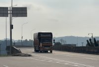 "Pemerintah akan mengevaluasi pembatasan angkutan barang secara berkala agar kebijakan yang diambil tetap proporsional, efektif, dan berpihak pada keselamatan pengguna jalan. Pembatasan ini bersifat dinamis, sehingga penyesuaian dapat dilakukan dengan melihat perkembangan situasi lalu lintas di lapangan, Foto (Kemenhub)