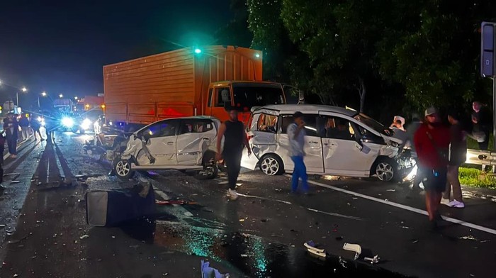 Kecelakaan lalu lintas secara beruntun melibatkan 10 kendaraan terjadi di KM 93 Ruas Tol Cipularang arah Jakarta pada Kamis, 5 Maret 2026 pukul 20.18 WIB. (Dok. Jasamarga)
