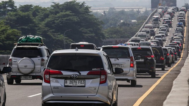 Polri mengharapkan agar masyarakat mengatur waktu perjalanan arus balik agar tidak terjadi penumpukan kendaraan pada waktu tertentu. (FOTO:ANTARA/Darryl Ramadhan).
