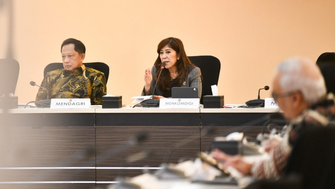 Menkomdigi Meutya Hafid menyampaikan paparan dalam Rapat Tingkat Menteri Sinkronisasi Koordinasi dan Pengendalian (SKP) Pencegahan dan Penanganan Masalah Kesehatan Jiwa pada Anak dan Remaja di Kantor Kemenko PMK, Jakarta Pusat, Kamis (05/03/2026). Foto: Ardi W/Komdigi