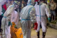 Tim SAR gabungan berhasil menemukan dan mengevakuasi jenazah Riki Supiadi (40) korban terakhir dalam peristiwa longsor di TPST Bantargebang, Kota Bekasi. Senin (9/3/2026) (Foto: Tim SAR Jakarta)
