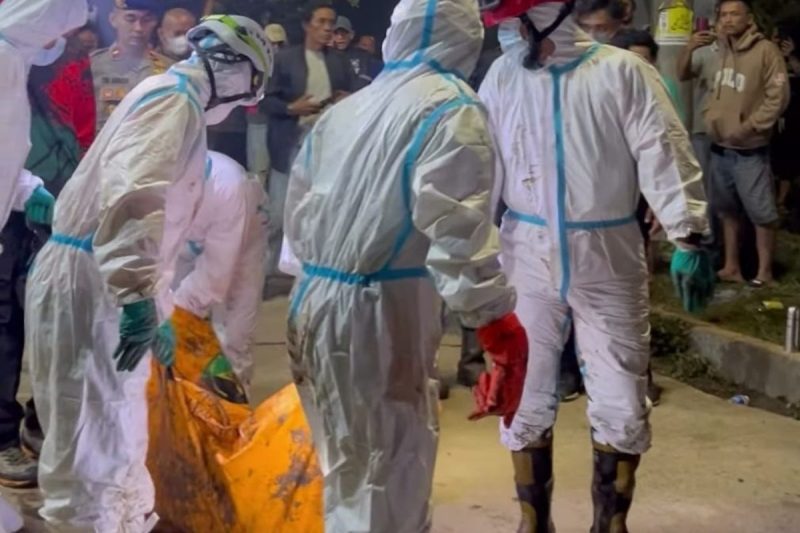 Tim SAR gabungan berhasil menemukan dan mengevakuasi jenazah Riki Supiadi (40) korban terakhir dalam peristiwa longsor di TPST Bantargebang, Kota Bekasi. Senin (9/3/2026) (Foto: Tim SAR Jakarta)
