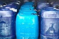 Petugas Satlantas Polresta Bandung mengamankan satu unit mobil box yang mengangkut minuman keras jenis tuak saat pemberlakuan rekayasa lalu lintas sistem one way di jalur wisata Simpang Sadu, Soreang, Selasa (24/3/2026) petang.