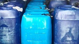 Petugas Satlantas Polresta Bandung mengamankan satu unit mobil box yang mengangkut minuman keras jenis tuak saat pemberlakuan rekayasa lalu lintas sistem one way di jalur wisata Simpang Sadu, Soreang, Selasa (24/3/2026) petang.