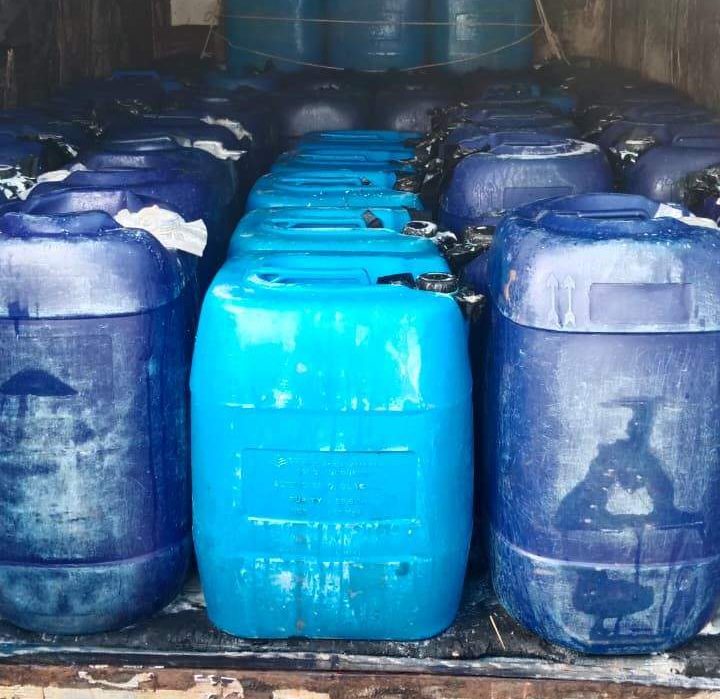 Petugas Satlantas Polresta Bandung mengamankan satu unit mobil box yang mengangkut minuman keras jenis tuak saat pemberlakuan rekayasa lalu lintas sistem one way di jalur wisata Simpang Sadu, Soreang, Selasa (24/3/2026) petang.