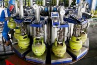 Sejumlah pekerja berada di area pengisian gas elpiji tabung tiga kilogram bersubsidi, di Stasiun Pengisian Pengangkutan Bulk Elpiji (SPPBE) 