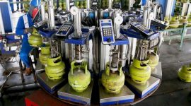 Sejumlah pekerja berada di area pengisian gas elpiji tabung tiga kilogram bersubsidi, di Stasiun Pengisian Pengangkutan Bulk Elpiji (SPPBE) 