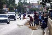 Foto: Penyapu koin di Jembatan Sewo (ANTARA FOTO/Dedhez Anggara)