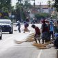 Foto: Penyapu koin di Jembatan Sewo (ANTARA FOTO/Dedhez Anggara)