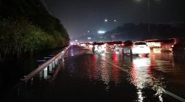 Ruas Tol Jagorawi KM 12 arah Jakarta tergenang air mulai pukul 16.45 WIB dengan ketinggian 30 sentimeter. Akibatnya, dua lajur ditutup dan lalu lintas tersendat.(Foto/Jasa Marga)