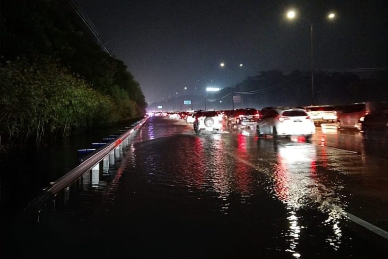Ruas Tol Jagorawi KM 12 arah Jakarta tergenang air mulai pukul 16.45 WIB dengan ketinggian 30 sentimeter. Akibatnya, dua lajur ditutup dan lalu lintas tersendat.(Foto/Jasa Marga)