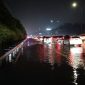 Ruas Tol Jagorawi KM 12 arah Jakarta tergenang air mulai pukul 16.45 WIB dengan ketinggian 30 sentimeter. Akibatnya, dua lajur ditutup dan lalu lintas tersendat.(Foto/Jasa Marga)